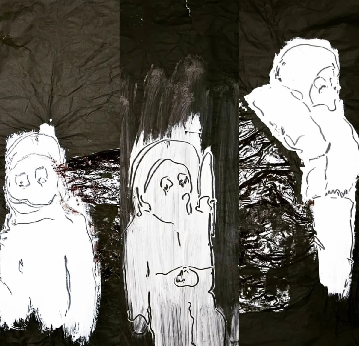 Drei weiße Figuren auf schwarzem Hintergrund, roher Malstil